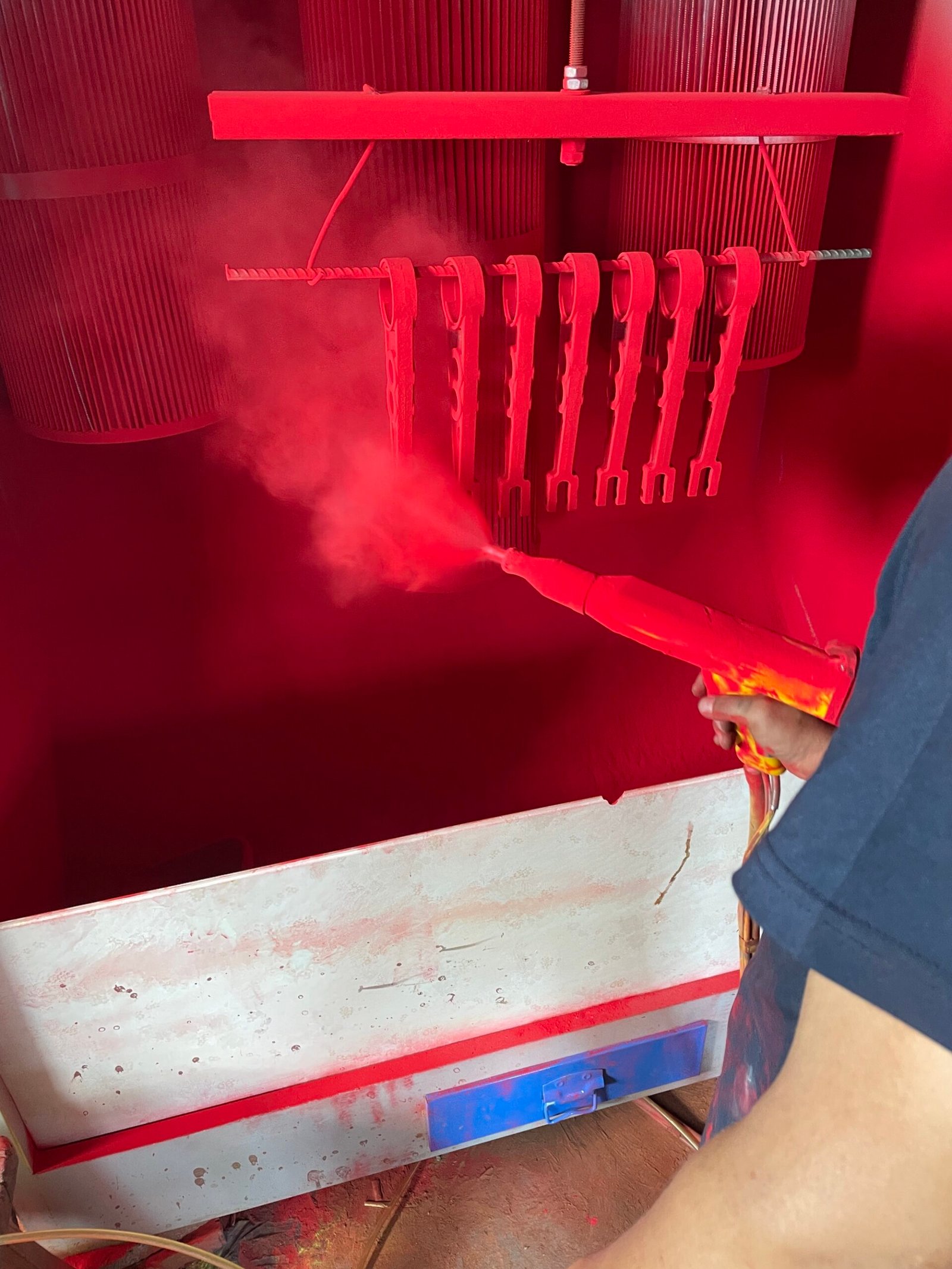 What are the types of large-scale paint spray room equipment and how to choose the best one?