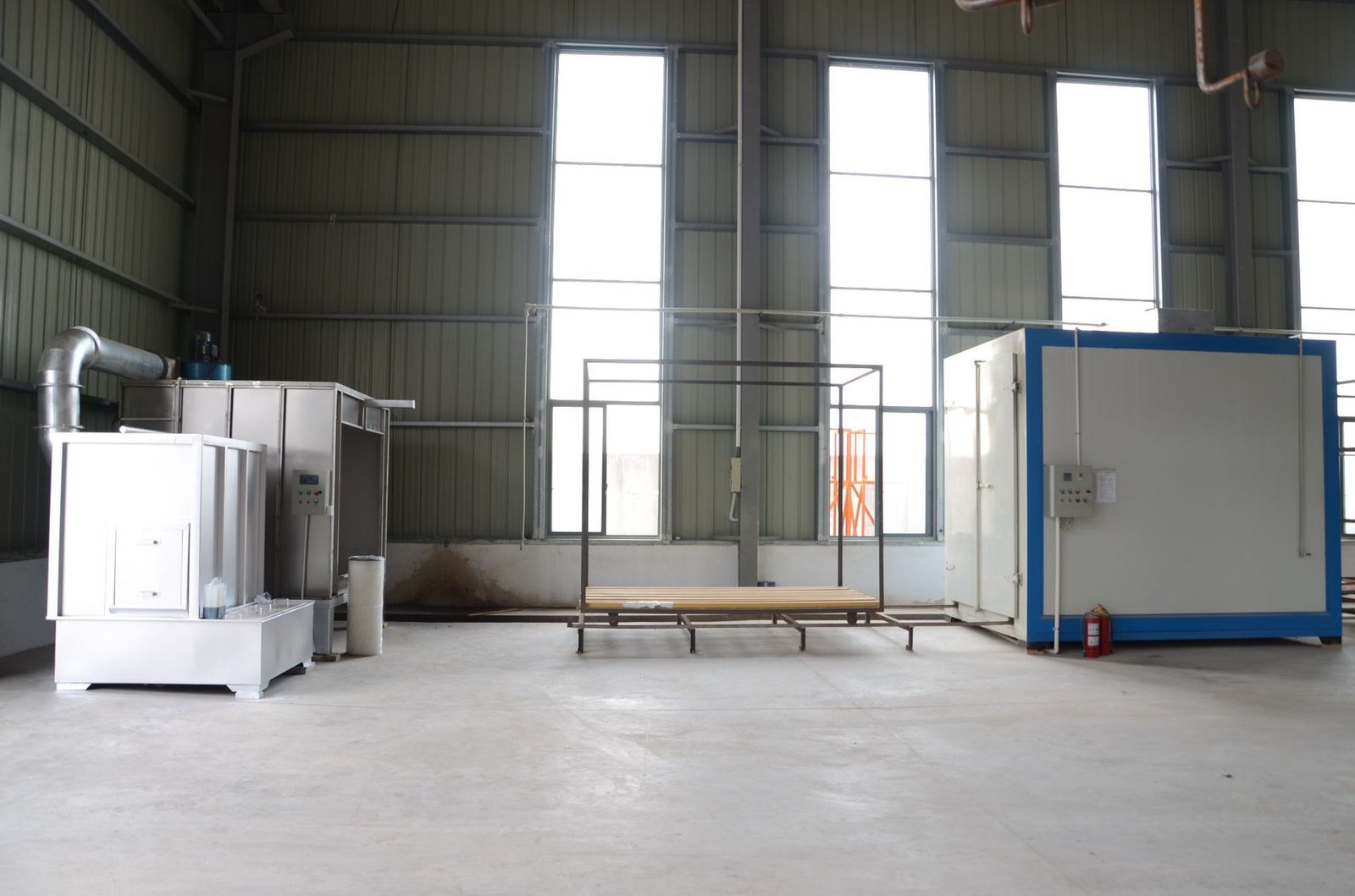 What materials are suitable for electrostatic powder spraying?